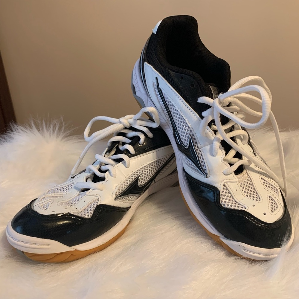 Munzio volleyball shoes and knee pads